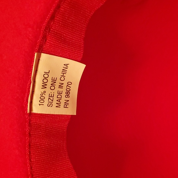 Red wool hat - Picture 4 of 5